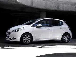 租赁 Peugeot 208 的正面视图，在贝尔格莱德, 塞尔维亚 ✓ 汽车编号 #4639。✓ Manual 变速箱 ✓ 0 评论。