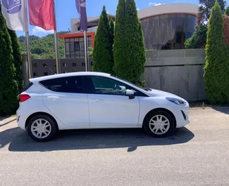 租车 Ford Fiesta #4611 Manual 在 在地拉那，配备 1.5L 发动机 ➤ 来自 阿图尔 在阿尔巴尼亚。