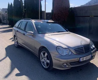 租赁 Mercedes-Benz C-Class 的正面视图，在地拉那, 阿尔巴尼亚 ✓ 汽车编号 #4607。✓ Automatic 变速箱 ✓ 1 评论。