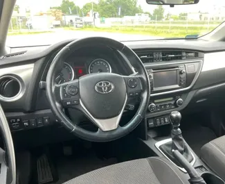 在 在西班牙 租赁 Toyota Auris 2015 汽车，特点包括 ✓ 使用 Petrol 燃料和 140 马力 ➤ 起价 50 EUR 每天。