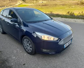 在 在阿尔巴尼亚 租赁 Ford Focus 2015 汽车，特点包括 ✓ 使用 Diesel 燃料和 105 马力 ➤ 起价 25 EUR 每天。