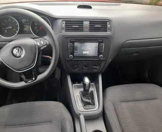 Volkswagen Jetta 2015 的 Gas 2.0L 发动机，在 在地拉那 出租。