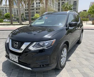 在 阿联酋 租赁 Nissan Rogue 2019 汽车，特点包括 ✓ 使用 Petrol 燃料和 154 马力 ➤ 起价 90 AED 每天。