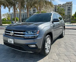 租赁 Volkswagen Atlas 的正面视图，在迪拜, 阿联酋 ✓ 汽车编号 #5122。✓ Automatic 变速箱 ✓ 1 评论。