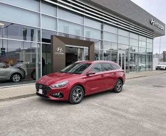 租赁 Hyundai i30 Combi 的正面视图，在维也纳机场, 奥地利 ✓ 汽车编号 #5345。✓ Manual 变速箱 ✓ 1 评论。