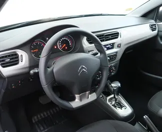 Citroen Elysee 2018 的 Petrol 1.6L 发动机，在 在布拉格 出租。