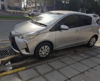 租赁 Toyota Vitz 的正面视图，在利马索尔, 塞浦路斯 ✓ 汽车编号 #5595。✓ Automatic 变速箱 ✓ 1 评论。