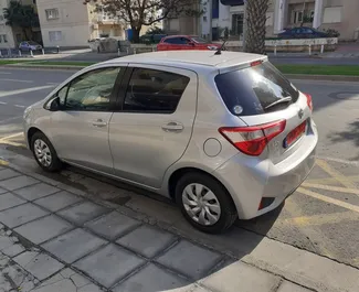 在 在塞浦路斯 租赁 Toyota Vitz 2020 汽车，特点包括 ✓ 使用 Petrol 燃料和 87 马力 ➤ 起价 19 EUR 每天。
