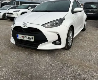 租赁 Toyota Yaris 的正面视图，在卢布尔雅那, 斯洛文尼亚 ✓ 汽车编号 #5661。✓ Manual 变速箱 ✓ 1 评论。