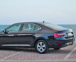 在 在黑山 租赁 Skoda Superb 2019 汽车，特点包括 ✓ 使用 Diesel 燃料和 150 马力 ➤ 起价 45 EUR 每天。