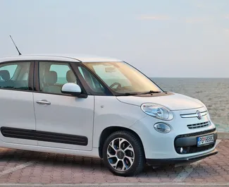 租赁 Fiat 500l 的正面视图，在布德瓦, 黑山共和国 ✓ 汽车编号 #5908。✓ Manual 变速箱 ✓ 1 评论。