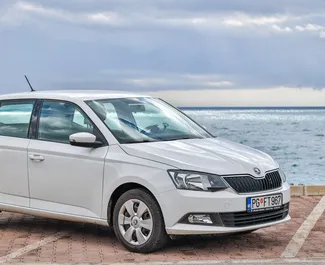 租赁 Skoda Fabia 的正面视图，在布德瓦, 黑山共和国 ✓ 汽车编号 #5889。✓ Automatic 变速箱 ✓ 12 评论。