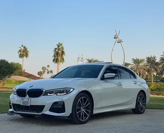 租赁 BMW 330i 的正面视图，在迪拜, 阿联酋 ✓ 汽车编号 #5980。✓ Automatic 变速箱 ✓ 0 评论。