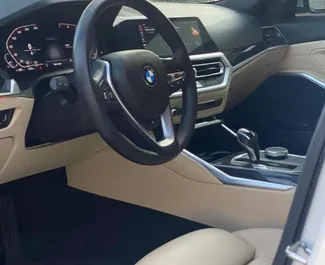 在 阿联酋 租赁 BMW 330i 2021 汽车，特点包括 ✓ 使用 Petrol 燃料和 300 马力 ➤ 起价 300 AED 每天。