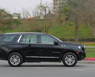 在 阿联酋 租赁 GMC Yukon 2022 汽车，特点包括 ✓ 使用 Petrol 燃料和 400 马力 ➤ 起价 600 AED 每天。