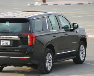 GMC Yukon 2022 的 Petrol 5.7L 发动机，在 在迪拜 出租。