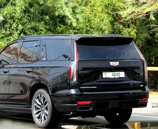 Cadillac Escalade 2023 的 Petrol 5.7L 发动机，在 在迪拜 出租。