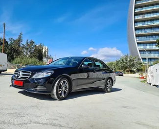 租赁 Mercedes-Benz E-Class 的正面视图，在利马索尔, 塞浦路斯 ✓ 汽车编号 #5922。✓ Automatic 变速箱 ✓ 0 评论。