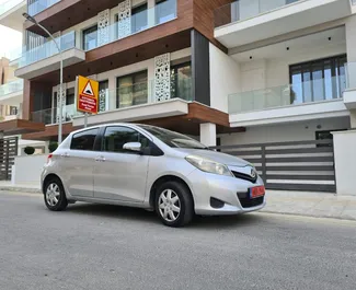 Toyota Vitz 内饰，在塞浦路斯 出租。一辆优秀的 5 座位车，配备 Automatic 变速箱。