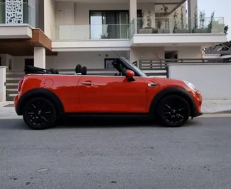 Mini Cooper Cabrio 2019 搭载 Front drive 系统，在利马索尔 可用。