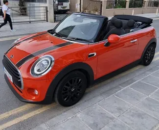 Mini Cooper Cabrio 2019 的 Petrol 1.6L 发动机，在 在利马索尔 出租。