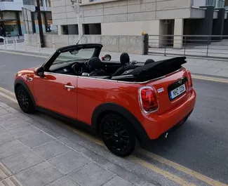 Mini Cooper Cabrio 内饰，在塞浦路斯 出租。一辆优秀的 4 座位车，配备 Automatic 变速箱。