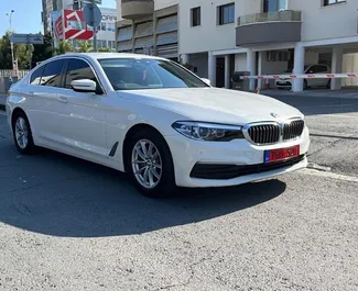 BMW 520i 租赁。在 在塞浦路斯 出租的 高级 汽车 ✓ Deposit of 1500 EUR ✓ 提供 TPL, CDW, SCDW, FDW, Theft, Young 保险选项。