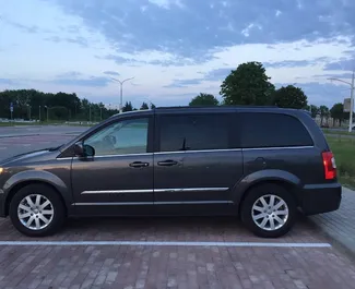 Chrysler Town & Country 内饰，在白俄罗斯 出租。一辆优秀的 7 座位车，配备 Automatic 变速箱。