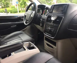 Chrysler Town & Country 2016 在 在明斯克 可租赁，具有 400 km/day 里程限制。