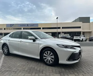 在 阿联酋 租赁 Toyota Camry 2023 汽车，特点包括 ✓ 使用 Petrol 燃料和 210 马力 ➤ 起价 150 AED 每天。