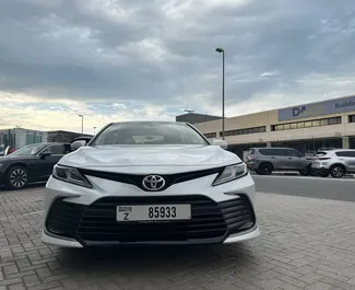 租车 Toyota Camry #6170 Automatic 在 在迪拜，配备 2.5L 发动机 ➤ 来自 Akil 阿联酋。