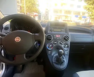 在 在阿尔巴尼亚 租赁 Fiat Panda 2010 汽车，特点包括 ✓ 使用 Petrol 燃料和 69 马力 ➤ 起价 12 EUR 每天。