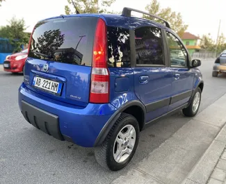 在 在阿尔巴尼亚 租赁 Fiat Panda 4x4 2005 汽车，特点包括 ✓ 使用 Petrol 燃料和 69 马力 ➤ 起价 17 EUR 每天。