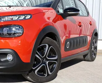 租赁 Citroen C3 的正面视图，在克里特岛, 希腊 ✓ 汽车编号 #6443。✓ Automatic 变速箱 ✓ 0 评论。