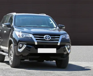 租赁 Toyota Fortuner 的正面视图，在埃里温, 亚美尼亚 ✓ 汽车编号 #1177。✓ Automatic 变速箱 ✓ 0 评论。