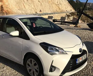 租赁 Toyota Yaris 的正面视图，在 Rafailovici, 黑山共和国 ✓ 汽车编号 #1689。✓ Automatic 变速箱 ✓ 7 评论。