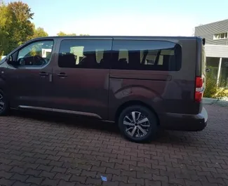 租赁 Toyota Proace Verso 的正面视图，在巴塞罗那, 西班牙 ✓ 汽车编号 #4759。✓ Automatic 变速箱 ✓ 0 评论。