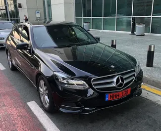 租赁 Mercedes-Benz E220 的正面视图，在利马索尔, 塞浦路斯 ✓ 汽车编号 #2083。✓ Automatic 变速箱 ✓ 1 评论。