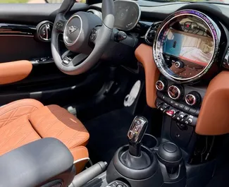 Mini John Cooper Works Convertible 2023 的 Petrol 2.0L 发动机，在 在迪拜 出租。