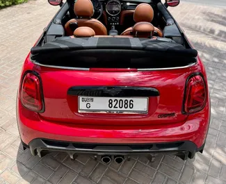 在 阿联酋 租赁 Mini John Cooper Works Convertible 2023 汽车，特点包括 ✓ 使用 Petrol 燃料和 190 马力 ➤ 起价 350 AED 每天。