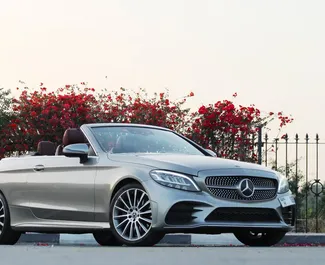 租赁 Mercedes-Benz C300 Cabrio 的正面视图，在迪拜, 阿联酋 ✓ 汽车编号 #6642。✓ Automatic 变速箱 ✓ 3 评论。