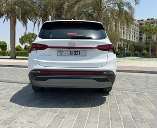 Hyundai Santa Fe 2023 在 在迪拜 可租赁，具有 250 km/day 里程限制。