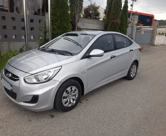 租赁 Hyundai Accent 的正面视图，在地拉那, 阿尔巴尼亚 ✓ 汽车编号 #6533。✓ Manual 变速箱 ✓ 1 评论。