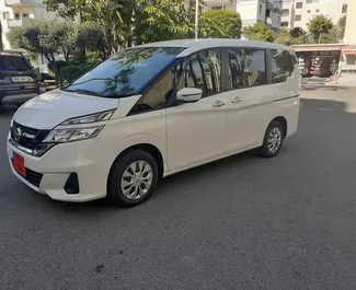 租赁 Nissan Serena 的正面视图，在利马索尔, 塞浦路斯 ✓ 汽车编号 #6597。✓ Automatic 变速箱 ✓ 1 评论。