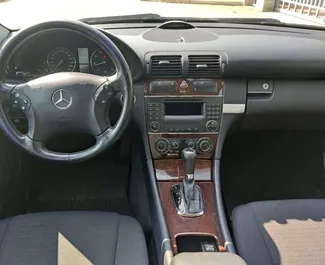 Mercedes-Benz C-Class 2005 的 Petrol 1.8L 发动机，在 在地拉那 出租。