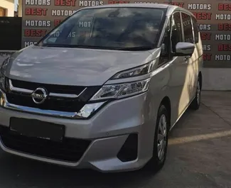 租赁 Nissan Serena 的正面视图，在拉纳卡, 塞浦路斯 ✓ 汽车编号 #6806。✓ Automatic 变速箱 ✓ 0 评论。