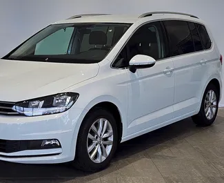 在 在捷克 租赁 Volkswagen Touran 2018 汽车，特点包括 ✓ 使用 Petrol 燃料和 150 马力 ➤ 起价 70 EUR 每天。