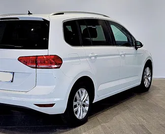 Volkswagen Touran 2018 的 Petrol 1.6L 发动机，在 在布拉格 出租。