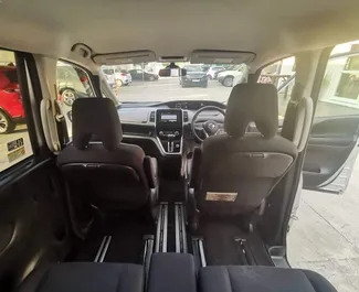 Nissan Serena 2019 的 Petrol 2.0L 发动机，在 在拉纳卡 出租。