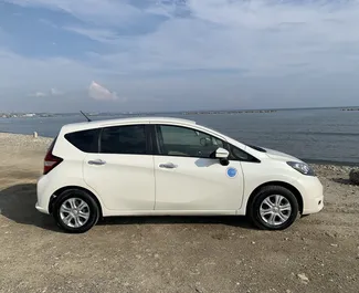 Nissan Note 内饰，在塞浦路斯 出租。一辆优秀的 5 座位车，配备 Automatic 变速箱。